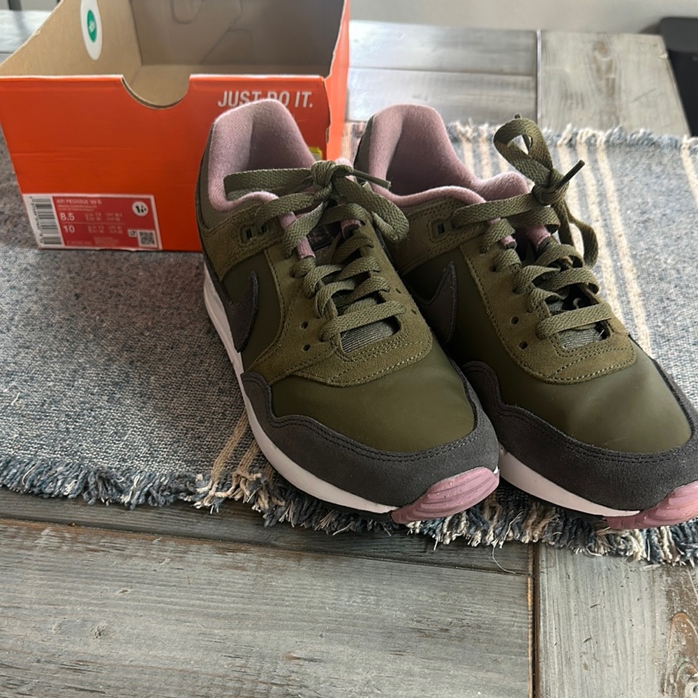 Nike Women's Dark Green Olive Sneakers/Golf Shoes Size 10